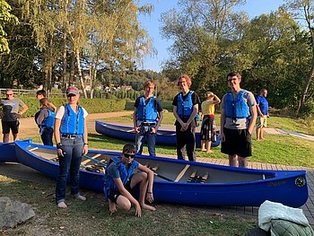 Samstagnachmittags konnte auf der Lahn gepaddelt werden. Einige Lehrer der blista verbrachten den Nachmittag mit uns auf und an der Lahn. Auf dem Bild ist eine Besatzung eines der Boote zu sehen, die sich um das Boot herum aufgestellt hat.