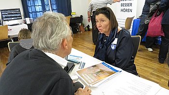 Marion Goth im Gespräch mit einem Vertreter der Hörzeitung der Augsburger Allgemeine