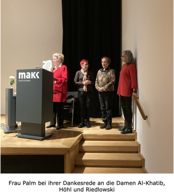 Foto zeigt Frau Palm bei ihrer Dankesrede an die Damen Al-Khatib, Höhl und Riedlowski