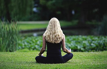 Bild: Meditation kann einen entspannen. Jede Person sollte für sich die passende Methode finden. (Pixabay/Binja69)