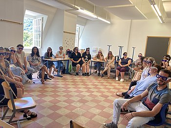 Foto zeigt die ca. 20 Schüler der Abschlussklasse FSS20a sitzend im Halbkreis