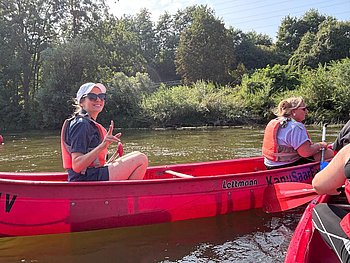 Teilnehmende im Kanu