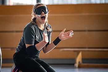Motivierte Spielerfrau Goalball mit Dunkelbrille