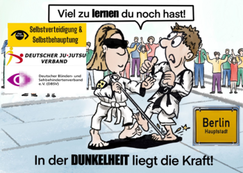 Cartoon Zeichnung zeigt eine blinde Sportlerin mit weißem Gurt. Ihr gegenüber steht ihr sehender Trainer mit schwarzem Gurt. Sie berührt mit ihrem Blindenstock schmerzhaft seinen rechten Knöchel. In der Bildunterschrift heißt es: In der Dunkelheit siegt die Kraft! Als Sprechblase über Beiden schwebend heißt es für beide: viel zu lernen du noch hast! Im O-Tone von Meister Yoda.