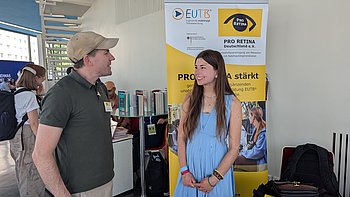 Florian Wille und eine Besucherin am PRO RETINA Stand auf dem Markt der Möglichkeiten bei den Jugendpolitiktagen