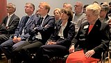 v.l.n.r. Prof. Bernd Bertram, Franz Badura, Prof. Nicolas Feltgen; Henriette Reker und Ute Palm, PRO RETINA, in der 1. Reihe.
