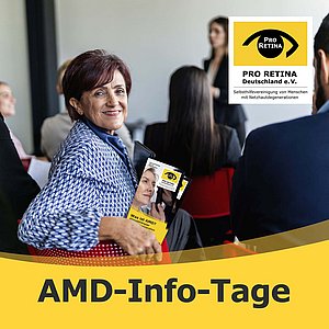 Eine ältere Dame mit dunklen Haaren und Flyern von PRO RETINA in der Hand sitzt in einem Veranstaltungsraum, dreht sich halb um und schaut über die Schulter in die Kamera. Unter dem Bild steht in schwarzer Schrift auf gelbem Grund "AMD-Info-Tage". Rechts oben befindet sich das Logo von PRO RETINA.