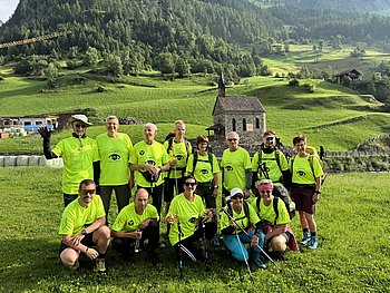 Gruppenfoto der 12 Wanderer. Jeder trägt ein neon gelbes PRO RETINA Schirt.