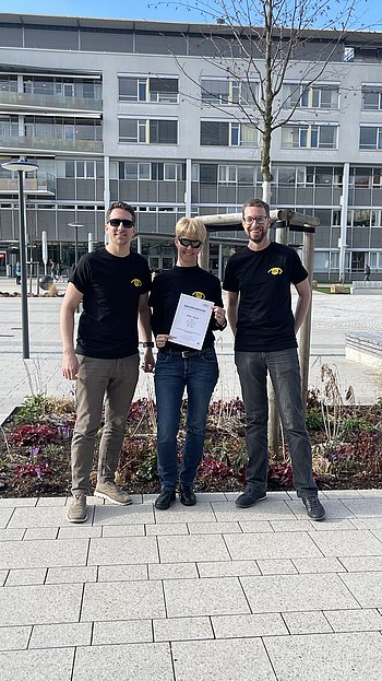 Simon Freund, Anita Eckelt und Matthias Hecht mit der Spendenurkunde