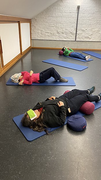 Entspannungsübung im Liegen