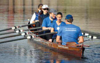 Foto: Fünf Menschen beim Ausüben des Rudersports
