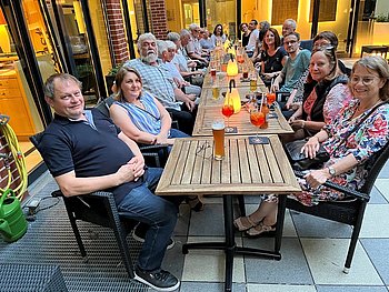 Regionalgruppe beim gemütlichen Zusammensein Teilnehmerinnen und Teilnehmer genießen den Ausklang eines ereignisreichen Tages im Innenhof des Hotels