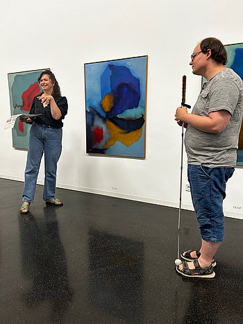 Der Blinde Kurator der Ausstellung bei Erläuterungen zur Ausstellung