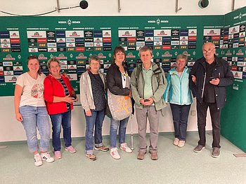 Die Gruppe steht dort, wo die Profis interviewt werden