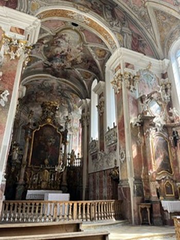 Blick in den Altarraum der Klosterkirche zur Heiligen Dreifaltigkeit