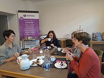 Gruppe beim Torte essen