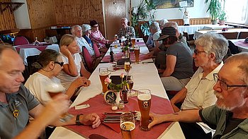 Die Gruppe beim Mittagessen