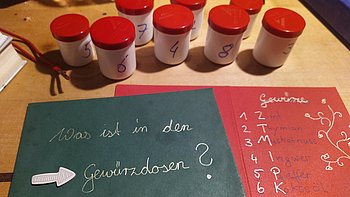 Gewürze sollen an der Fühl- und Riechstation erschnuppert werden
