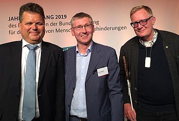 (Foto v.l.n.r.) Jürgen Dusel, Bundesbehindertenbeauftragter, Franz Badura, Vorsitzender PRO RETINA, Jörg-Michael Sachse-Schüler, Vorstandsmitglied PRO RETINA. Foto: PRO RETINA