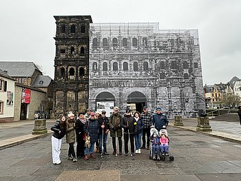 Das Bild zeigt die Teilnehmer vor der Porta Bigra in Trier