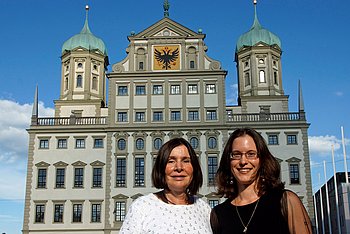Marion Goth und Lisa Kuchenbaur vor dem Augsburger Rathaus