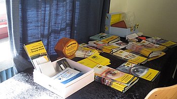 Stand der PRO RETINA mit Informationsbroschüren und kleineren Hilfsmitteln für den Alltag