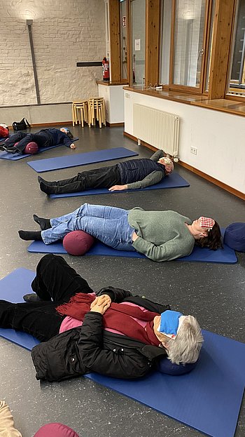 Entspannungsübung im Liegen