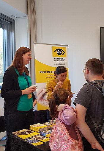 Linda Meschke und Katy Reuß bei einer Beratung am Pro-Retina-Stand