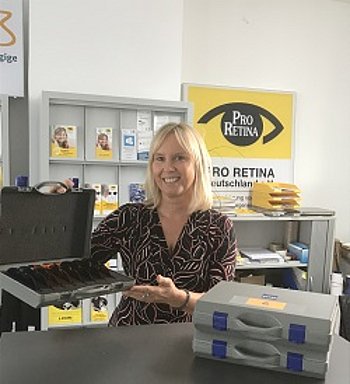 PRO RETINA-Mitarbeiterin Tanja Kaiser-Burgard freut sich über neue Kantenfilterkoffer für die Beratung vor Ort.
