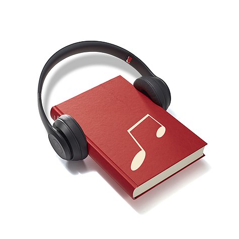 Ein rotes Buch mit einer großen weißen Note auf dem Cover. Um das Buch sind Kopfhörer gelegt. 