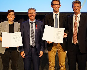 (v.l.n.r.) Dr. Karolina Plößl, Franz Badura, Vorsitzender PRO RETINA, Dr. Johannes Birtel und DOG-Präsident, Prof. Claus Cursiefen. ©DOG2019/Zeitz