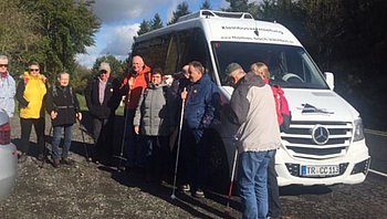 Wandergruppe vor dem Shuttelbus.