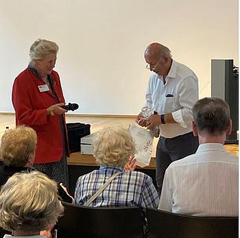 Frau Palm und Herr Dr. Mönkemeyer Frau Palm bedankt sich bei Herrn Dr. Mönkemeyer