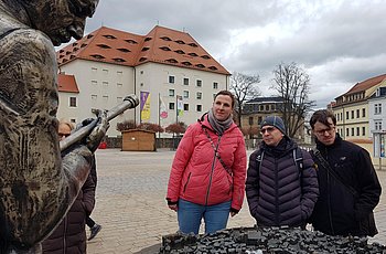 Unsere Gruppe vor dem Tastmodell der Stadt Freiberg