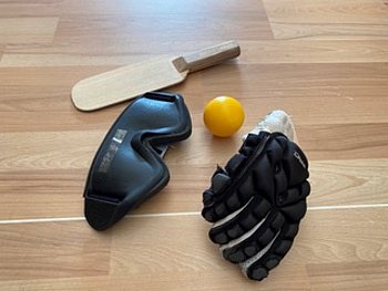 Foto einer Showdown-Ausrüstung: Der Schutzhandschuh erinnert auf den ersten Blick an Baseball