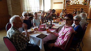 Die Gruppe beim Mittagessen