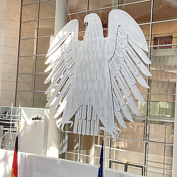 Adler am deutschen Bundestag Bild des Bundesadlers im Plenarsaal des deutschen Bundestages