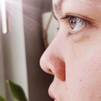 Laura Job Nahaufnahme Seitenansicht der Augenpartie einer jungen Frau mit braunen Augen.