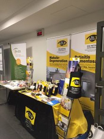 Im Vordergrund der Stand der PRO RETINA, RG Mainz mit Broschüren.  Links im Hintergrund der Stand des Bundesverbandes Glaukom-Selbsthilfe e.V.