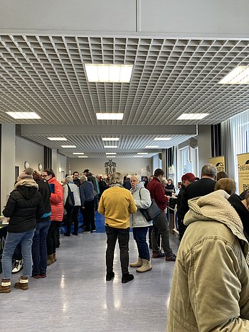 Bild zeigt Besucher in der Hilfsmittelaustellung in Prüm