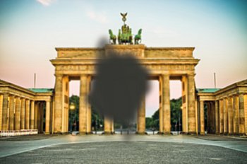 Eingeschränkte Sicht eines AMD-Betroffenen auf das Brandenburger Tor, Foto: iStock, bearbeitet