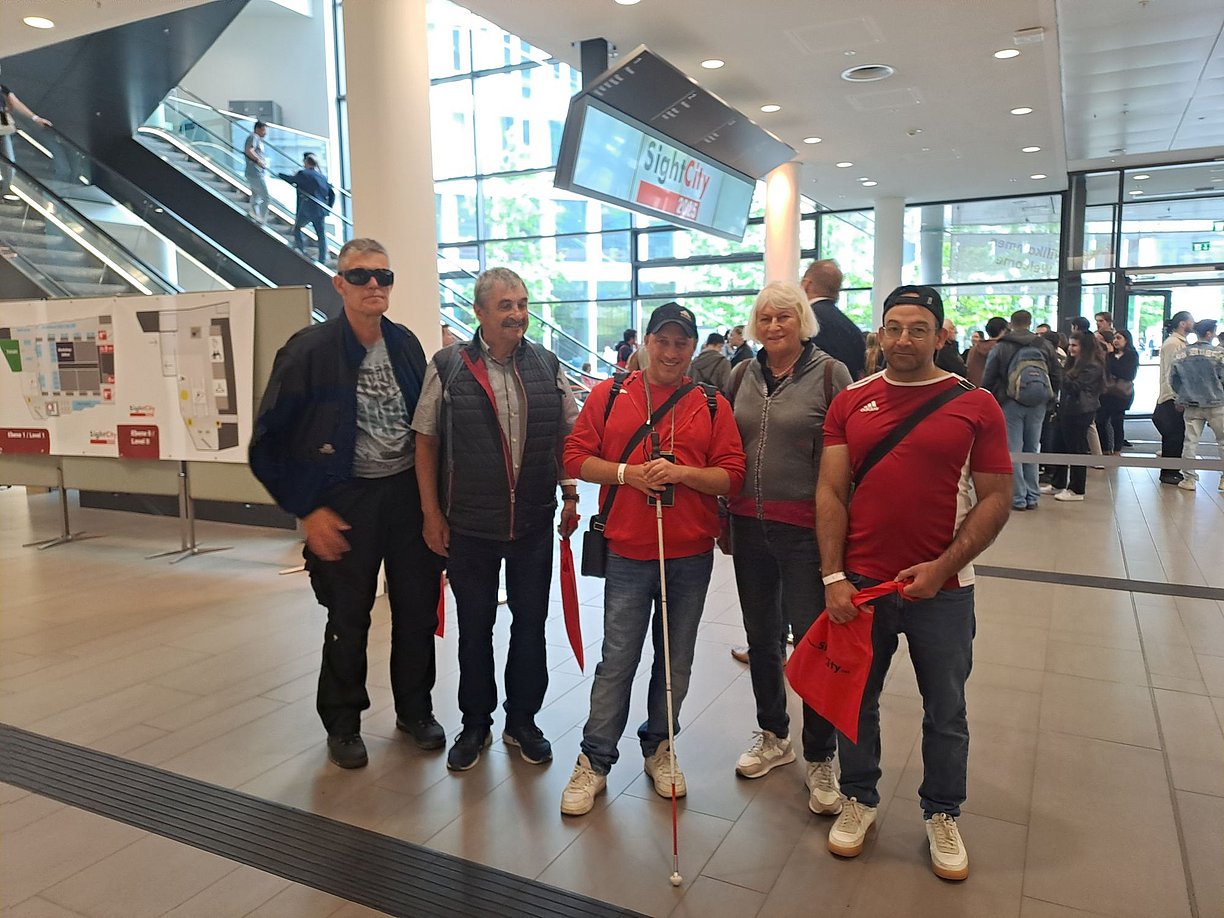 Eingang zur SightCity Messe: Fünf Personen sind auf dem Bild, von links (Michael, Gerd, Christian, Ulla und Mesut).
