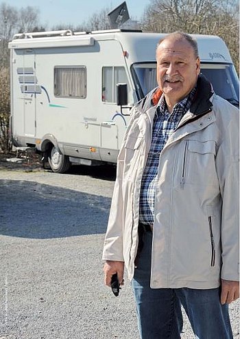 Portrait von Josef Gensheimer Josef Gensheimer mit Wohnmobil im Hintergrund