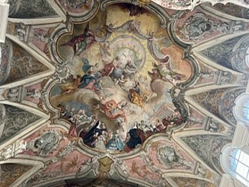 Deckengewölbe über dem Altarraum mit Darstellung der Heiligen Dreifaltigkeit
