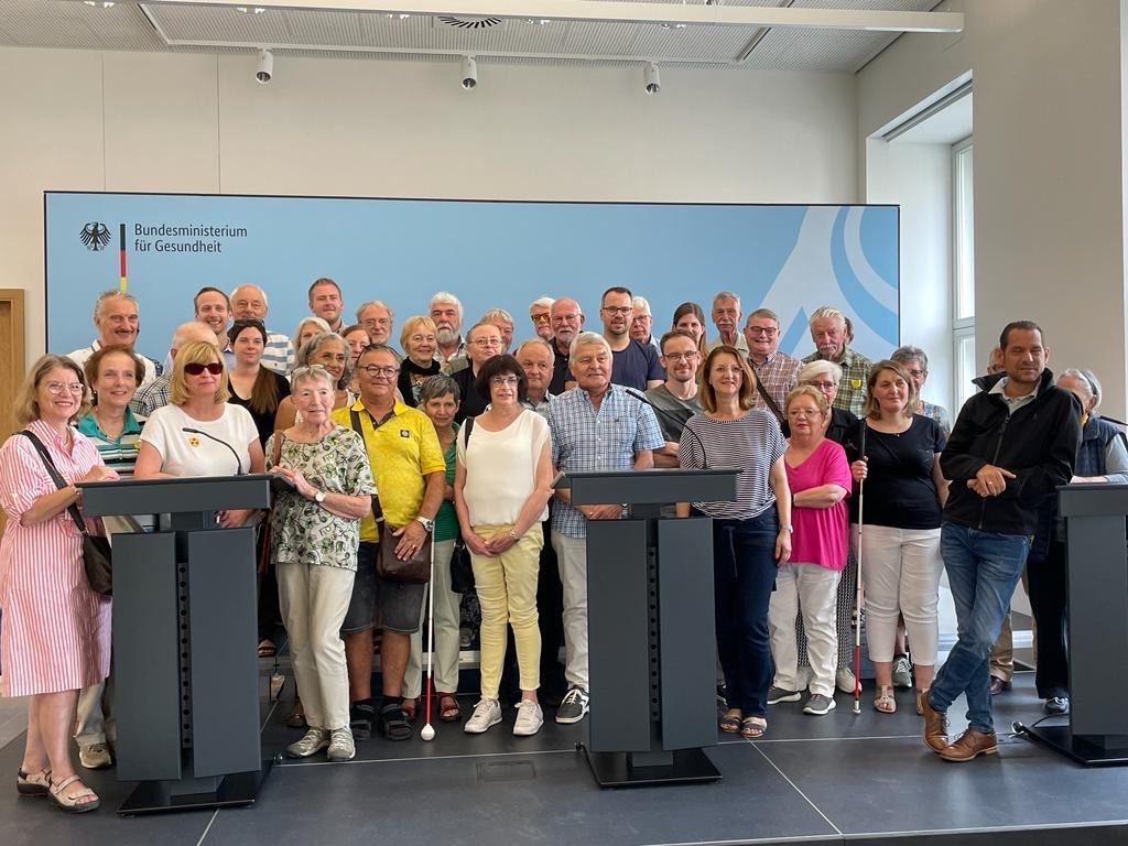Die Kölner Reisegruppe vor der Pressewand im Bundesgesundheitsministerium Die Kölner Reisegruppe vor der Pressewand im Bundesgesundheitsministerium