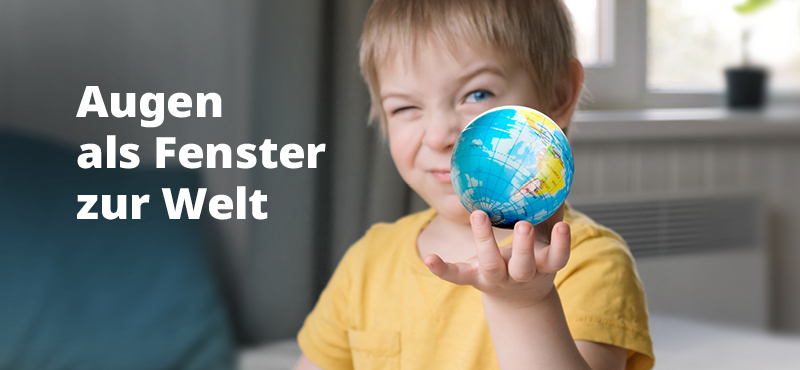 Bild: Ein kleiner Junge mit blonden Haaren und gelbem T-Shirt hält einen kleinen Globus in der Hand, auf den er blickt. Daneben der Schriftzug "Augen als Fenster zur Welt". Credit: Woche des Sehens / WUM Brandhouse GmbH